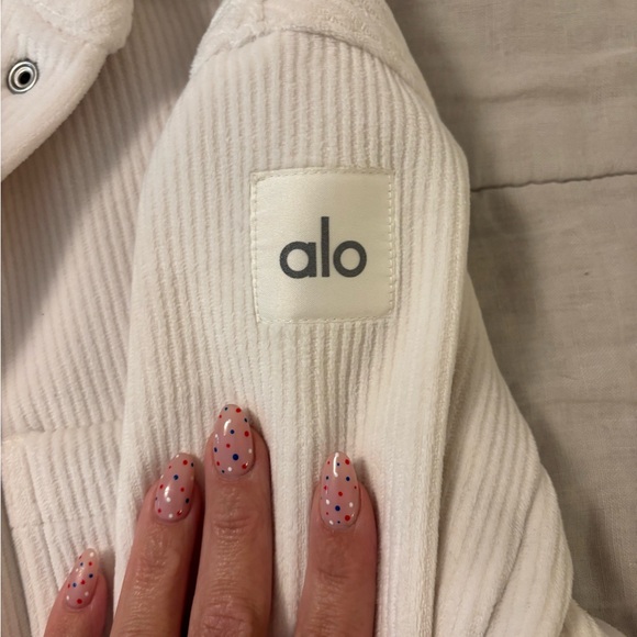 ALO Yoga Mountain Side Shaket in Ivory XS - Picture 2 of 13